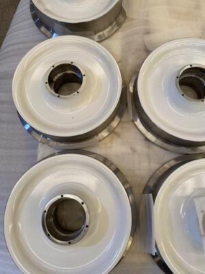 भारी शुल्क इस्पात रेल पहिये जो औद्योगिक रेल परिवहन प्रणालियों के लिए बेहतर स्थायित्व और भार वहन क्षमता प्रदान करते हैं